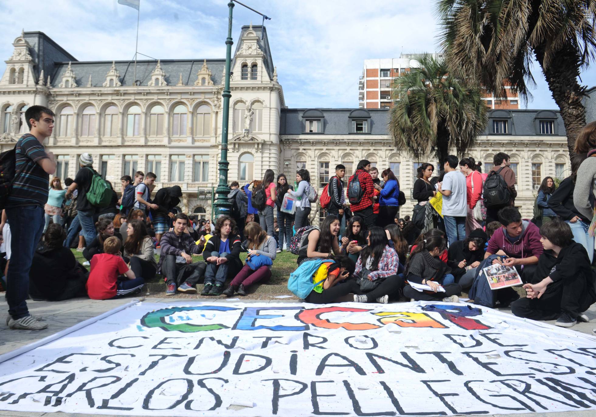 Protesta de estudiantes secundarios frente al ministerio de Educación en Buenos Aires. Protesta de estudiantes secundarios frente al ministerio de Educación en Buenos Aires.