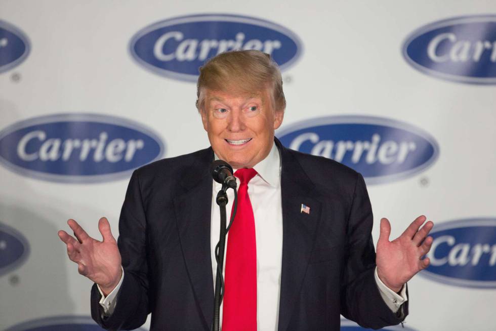 Donald Trump durante su visita a la fábrica que cambió sus planes de llevarse parte de su producción a México