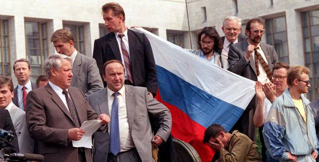 Boris Yeltsin se dirige a la multitud desde lo alto de un tanque frente al Parlamento ruso, en Moscú, durante el intento del golpe de Estado de agosto en la URSS. Boris Yeltsin se dirige a la multitud desde lo alto de un tanque frente al Parlamento ruso, en Moscú, durante el intento del golpe de Estado de agosto en la URSS.