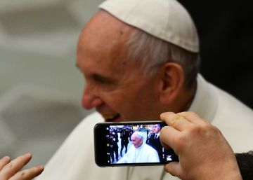 Papa compara consumo de notícias falsas com comer fezes