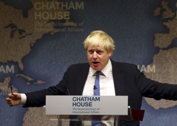 Boris Johnson acusa a Irán y Arabia Saudí de “manejar marionetas” en la región