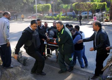 Seis policías mueren al explotar una bomba en la avenida de las pirámides de El Cairo