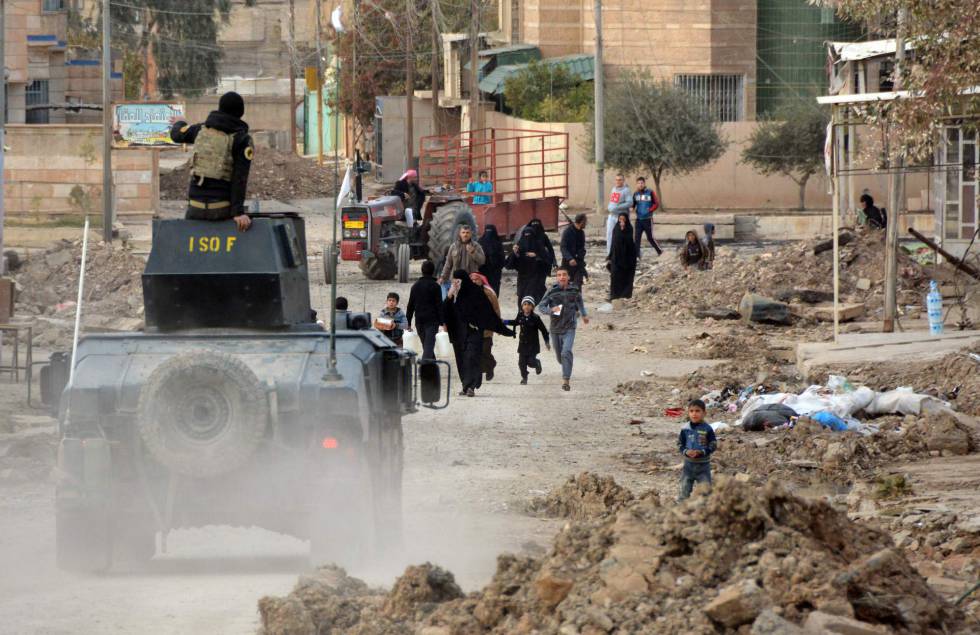 Un miembro de las fuerzas iraquíes entra en un barrio de Mosul (Irak).