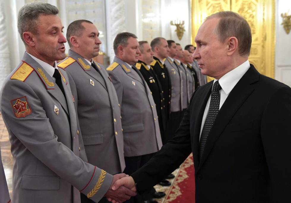 El presidente ruso con altos cargos militares en el Kremlin, el pasado miércoles.