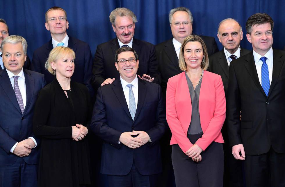 Rodríguez Parrilla y Mogherini posan con algunos ministros de Exteriores de los países miembros de la UE.