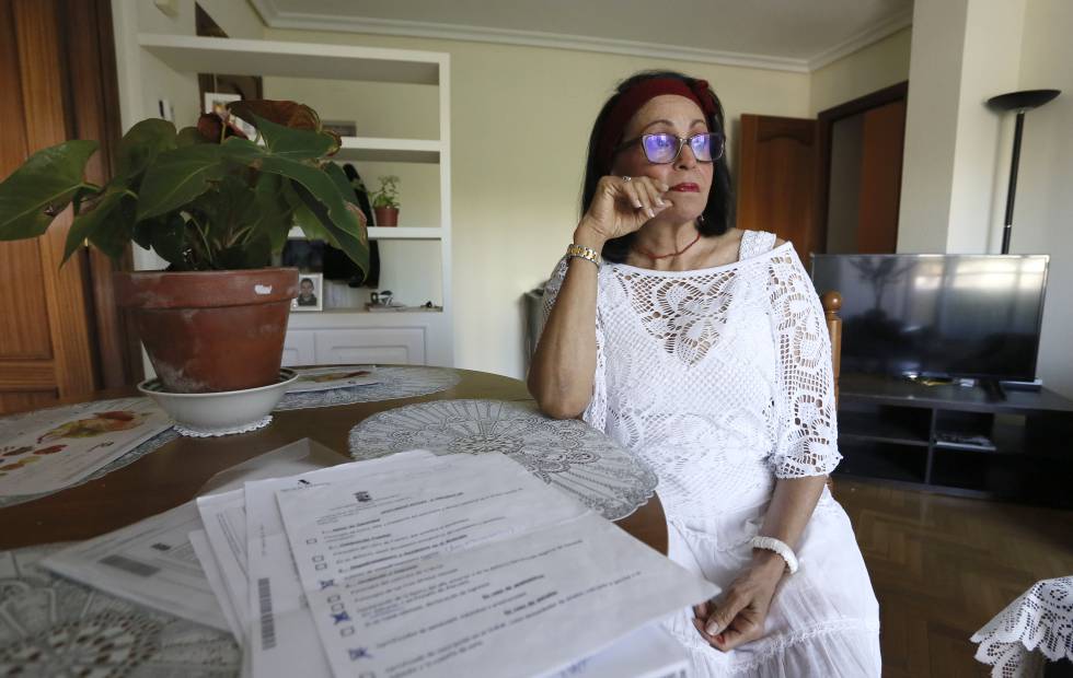 Nadezka Medina, en su casa, con los papeles para solicitar una ayuda al Gobierno español.