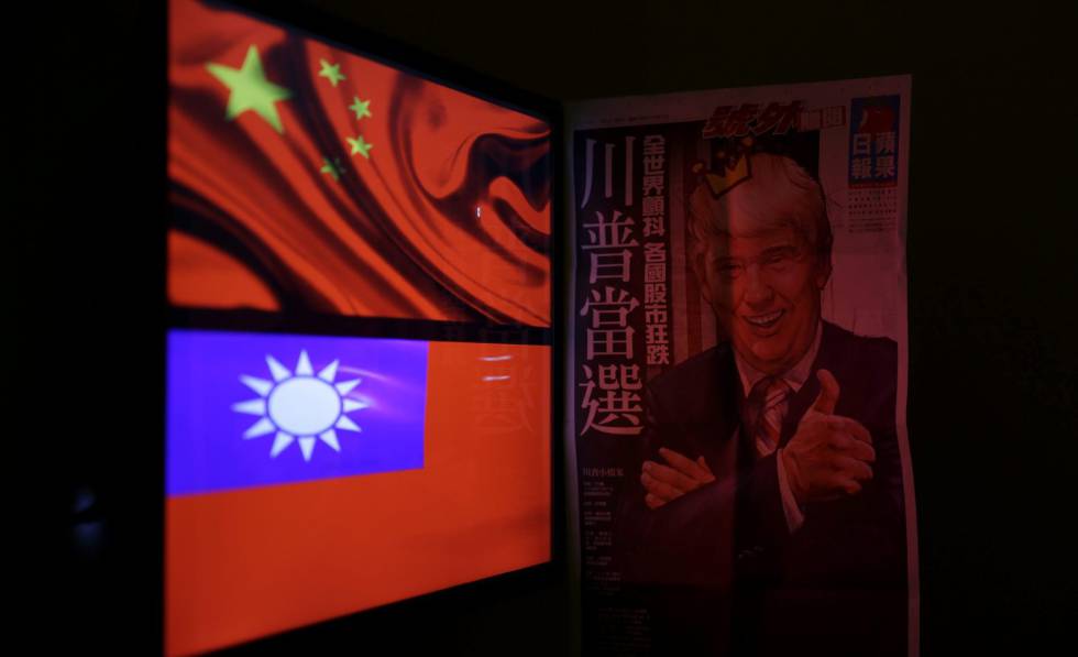 Las banderas de China y Taiwán junto a la portada de un periódico con Trump, en Taipéi.