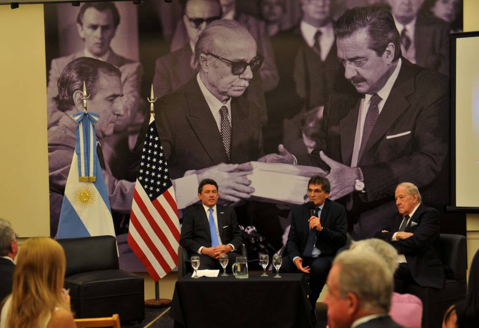 Acto de entrega de los documentos desclasificados por EEUU en la exESMA, en Buenos Aires. 