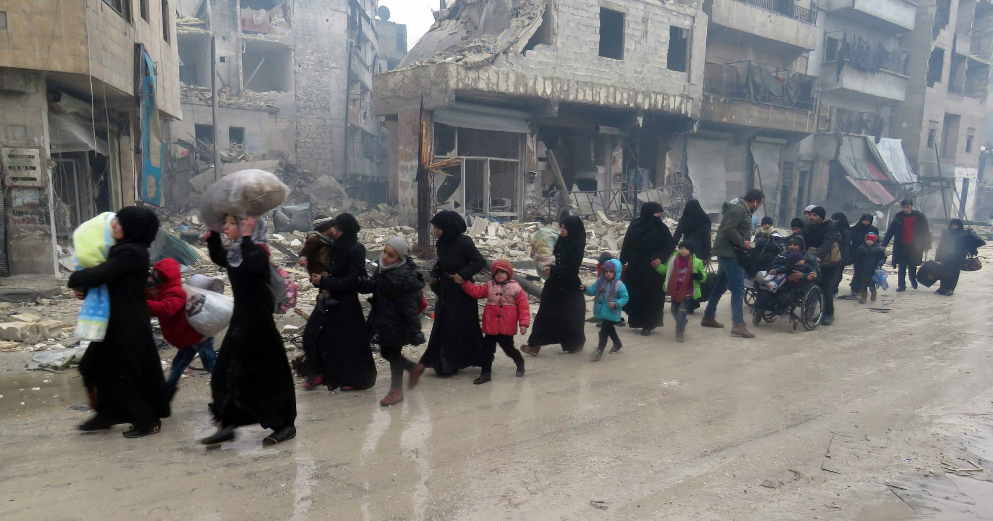 Combates recomeçam e interrompem retirada em Aleppo