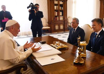 El Pontífice recibe a Santos y Uribe en el Vaticano El Pontífice recibe a Santos y Uribe en el Vaticano