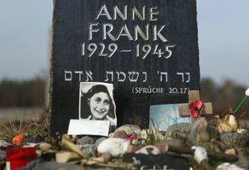 Monumento a Ana y Margot Frank en Bergen-Belsen.
