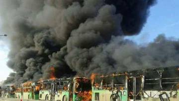 Un autobús que se dirigía a Kefraya es incendiado por rebeldes a su paso por territorio insurrecto.