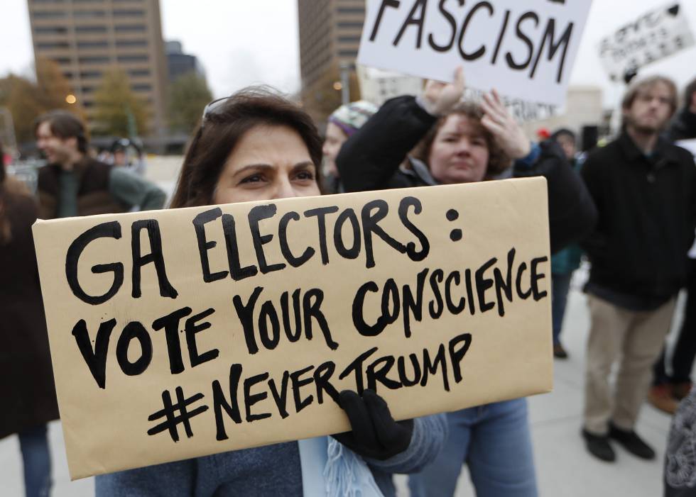 Manifestantes frente al Capitolio de Georgia contra la elección de Trump.