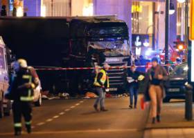 Merkel pide tras el atentado en Berlín que el miedo no paralice a los alemanes Merkel pide tras el atentado en Berlín que el miedo no paralice a los alemanes