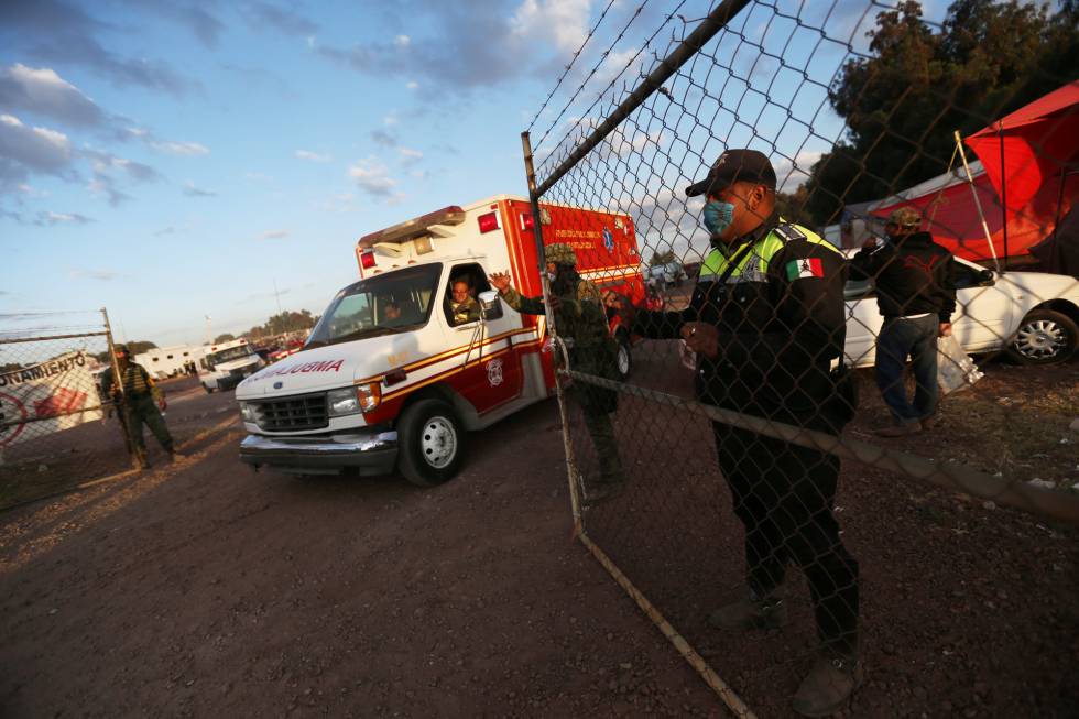 Una ambulancia sale del mercado de San Pablito en Tultepec. Una ambulancia sale del mercado de San Pablito en Tultepec.