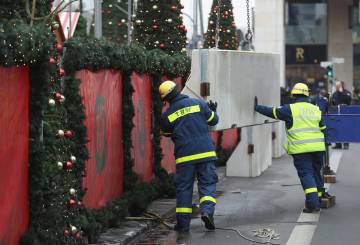 Unos operarios instalan, este jueves, unos bloques de hormigón en el mercado navideño que fue atacado el lunes.