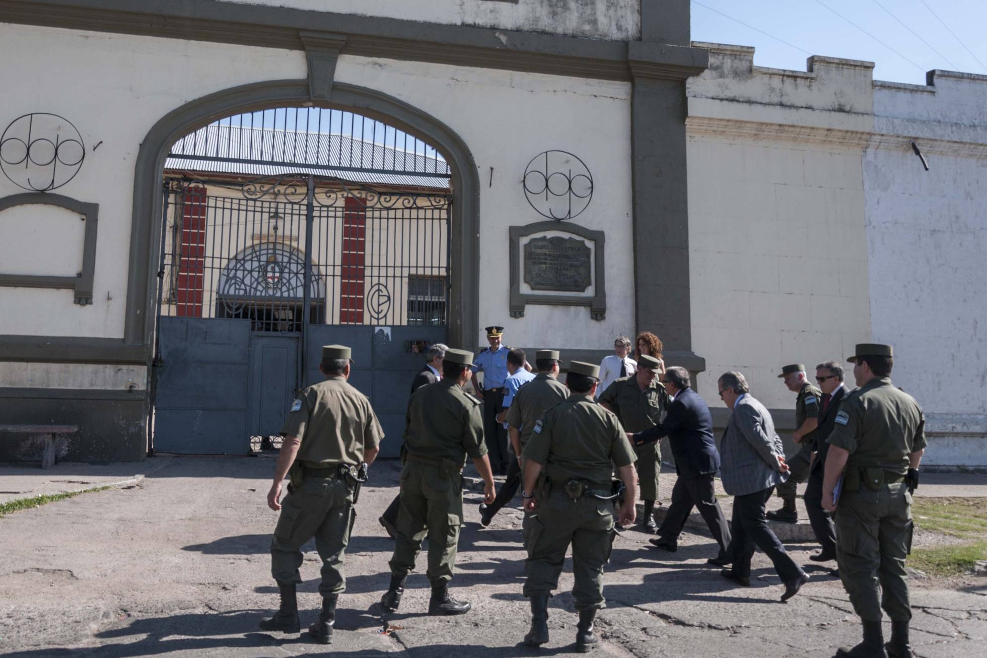 Puerta de entrada del penal de Villa Urquiza en San Miguel de Tucumán. Puerta de entrada del penal de Villa Urquiza en San Miguel de Tucumán.