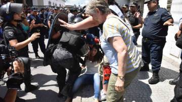 Mayra Mendoza, en el piso.