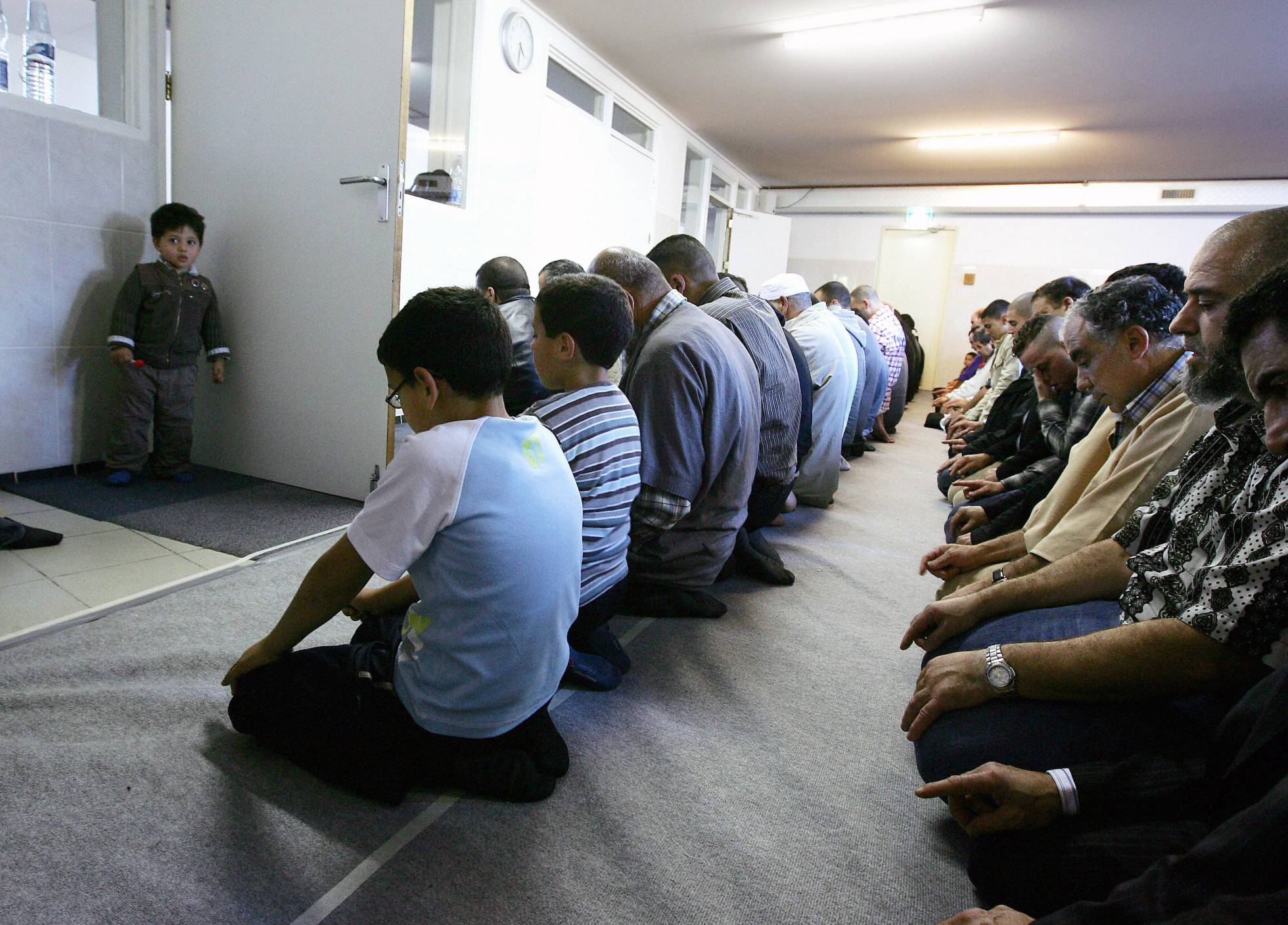 Adultos y niños rezan en una mezquita en Amsterdam, en 2007. Adultos y niños rezan en una mezquita en Amsterdam, en 2007.