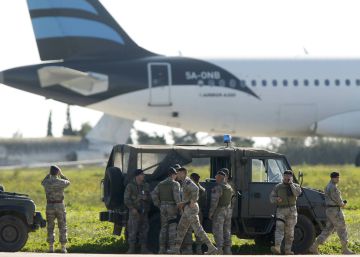 Els segrestadors de l’avió libi alliberen els passatgers i es rendeixen