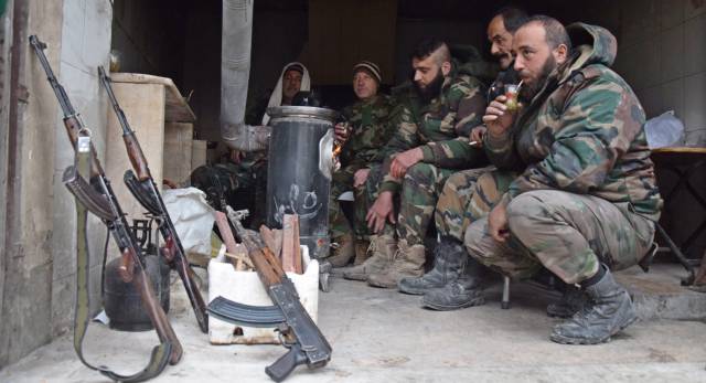 Soldados sirios se toman un descanso en Alepo este viernes. 