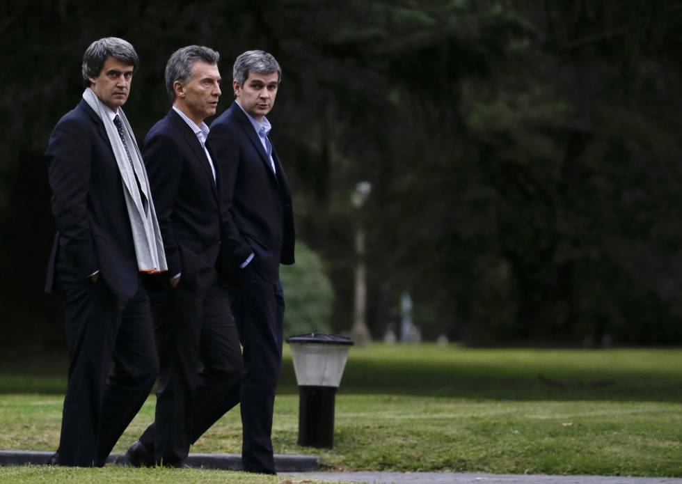 Alfonso Prat Gay, en primer plano, junto al presidente Mauricio Macri y el jefe de Ministros, Marcos Peña.