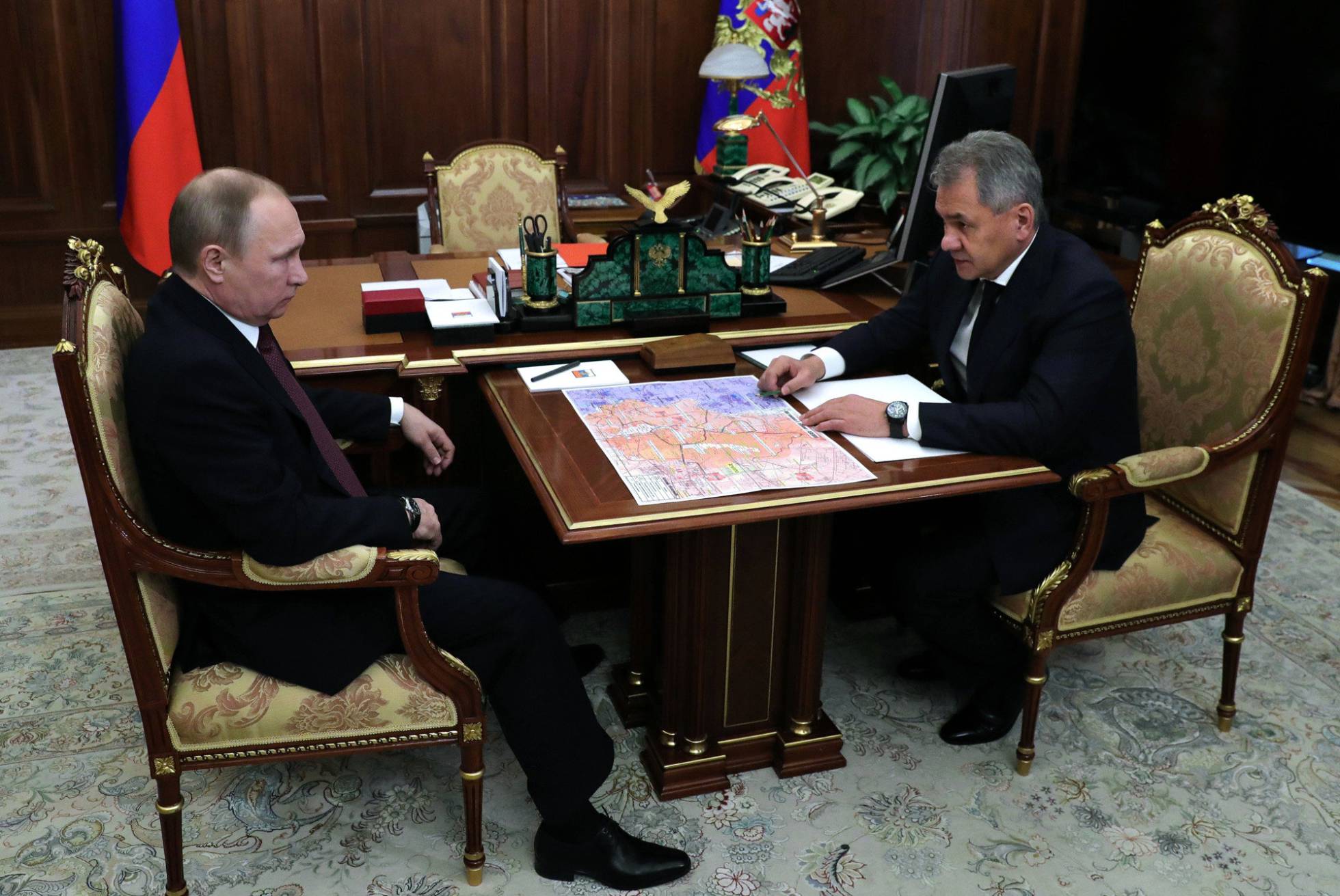 Putin y su ministro de Defensa revisan un mapa de Siria en el Kremlin, el viernes pasado. Putin y su ministro de Defensa revisan un mapa de Siria en el Kremlin, el viernes pasado.
