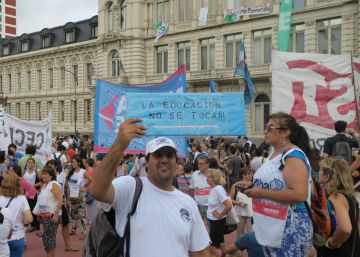 Los maestros argentinos ocupan el ministerio de Educación por despidos