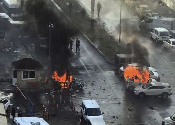 Almenys dos morts i deu ferits en un atemptat amb cotxe bomba a l’oest de Turquia