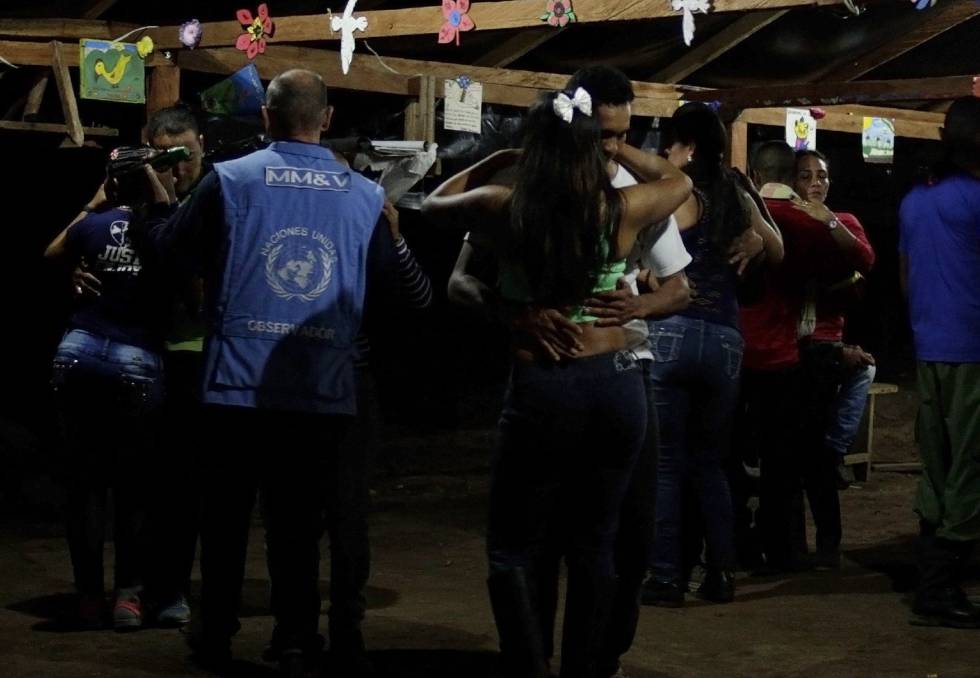 Image result for La ONU retira a cuatro funcionarios por bailar con guerrilleras de las FARC