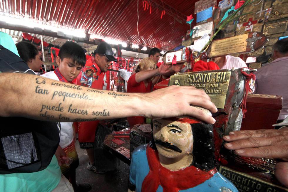 Los promesantes hacen filas durante horas para tocar al Gauchito Gil.