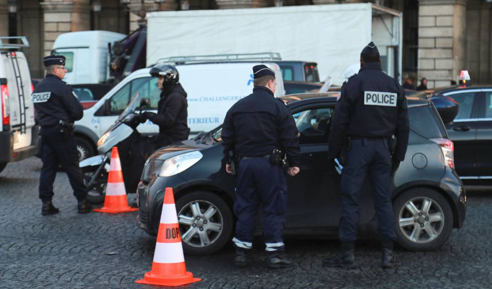 Policías franceses, en un control de una operación anti-contaminación este martes, en París.