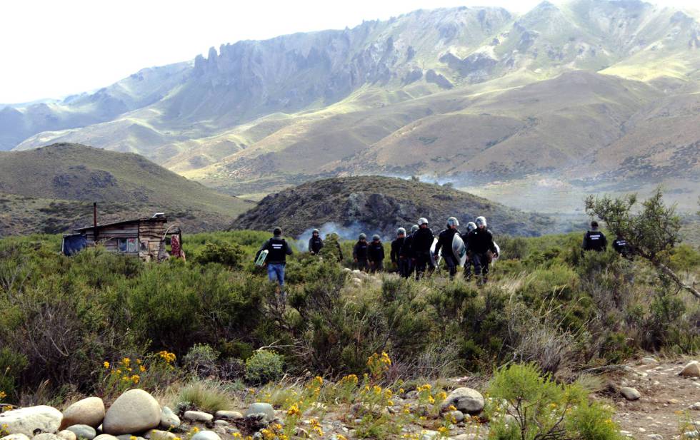 Gendarmes enviados a desalojar a una comunidad mapuche que reclama tierras ancestrales.