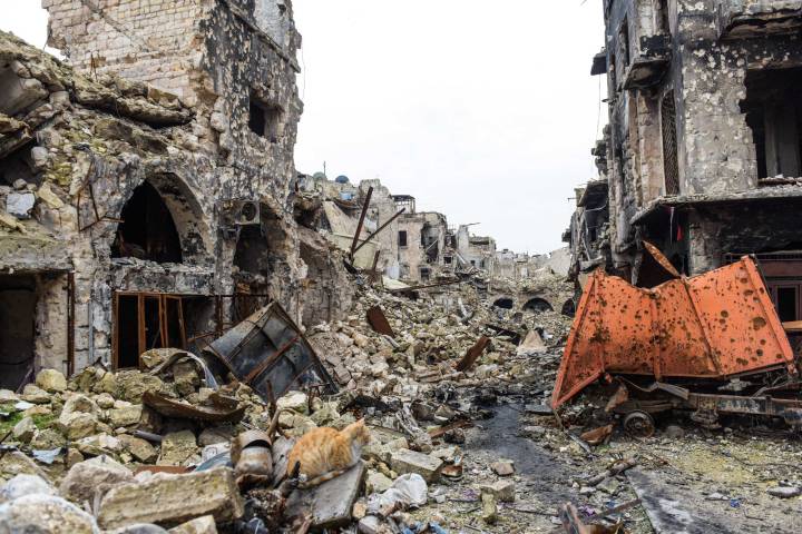En las callejas colindantes a la Mezquita Omeya de Alepo se libraron los útimos enfrentamientos entre insurgentes y soldados regulares sirios. En las callejas colindantes a la Mezquita Omeya de Alepo se libraron los útimos enfrentamientos entre insurgentes y soldados regulares sirios.