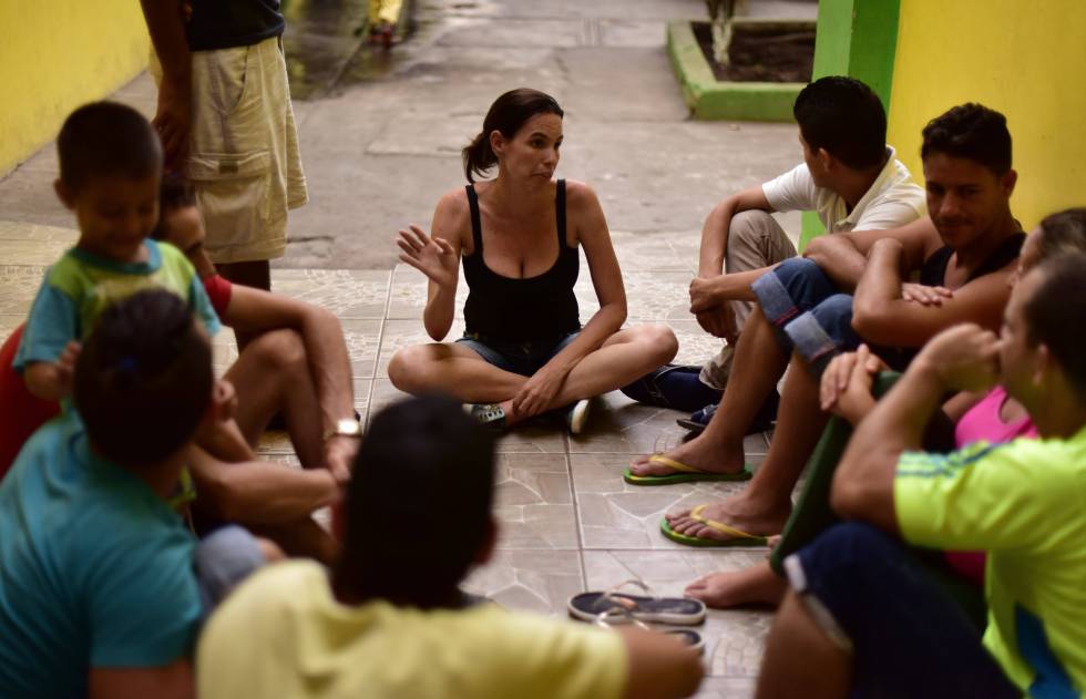 Un grupo de migrantes cubanos alojados en el albergue de Tapachula (México)