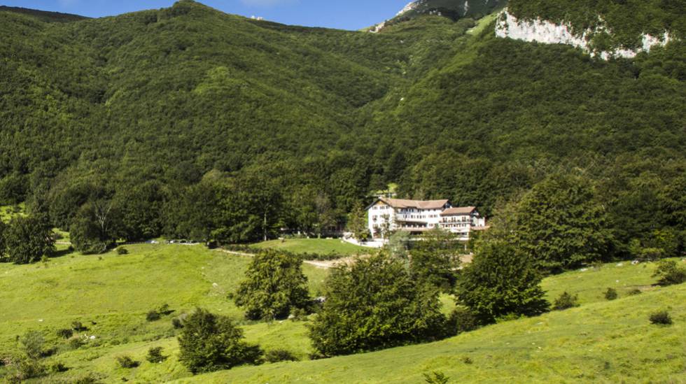 Imagen general de la ubicación del hotel siniestrado, pegado a la falda del monte.