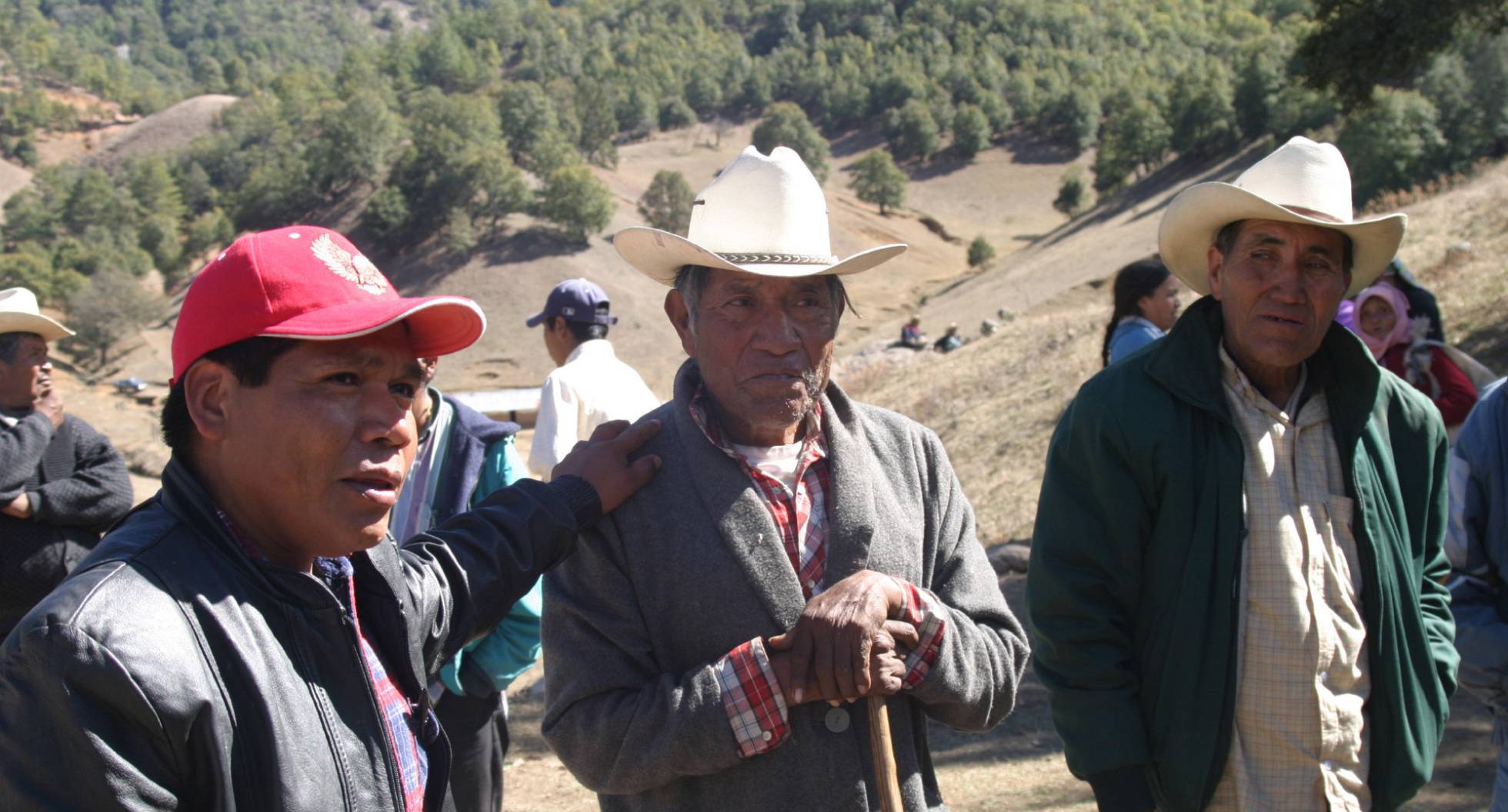 Baldenegro (i) en la sierra de Chihuahua con otros ambientalistas. Baldenegro (i) en la sierra de Chihuahua con otros ambientalistas.