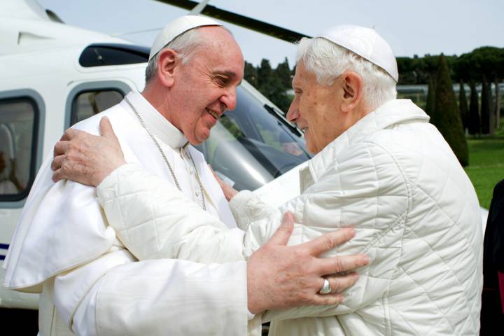 Uma visita do papa Francisco a Bento XVI em Castel Gandolfo em 23 de março de 2013. Uma visita do papa Francisco a Bento XVI em Castel Gandolfo em 23 de março de 2013.
