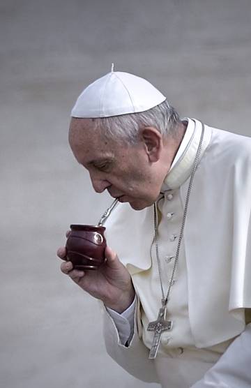 El papa bebe mate durante una audiencia en Roma el 31 de agosto de 2016