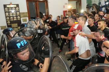 Vecinos se enfrentan a la Policía tras el asesinato de Brian Aguinaco.