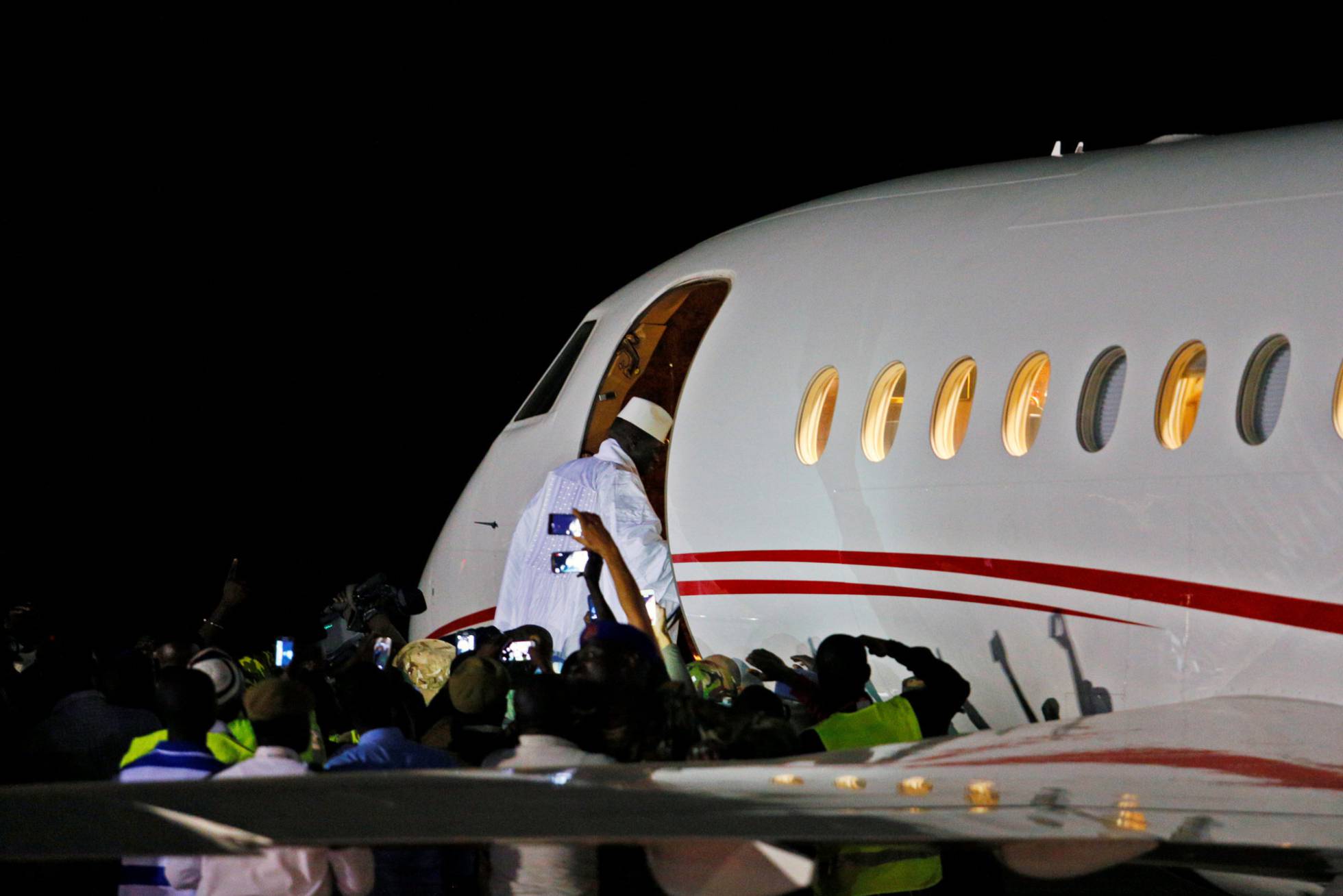 El expresidente Yahya Jammeh toma un avión privado al exilio este sábado. El expresidente Yahya Jammeh toma un avión privado al exilio este sábado.