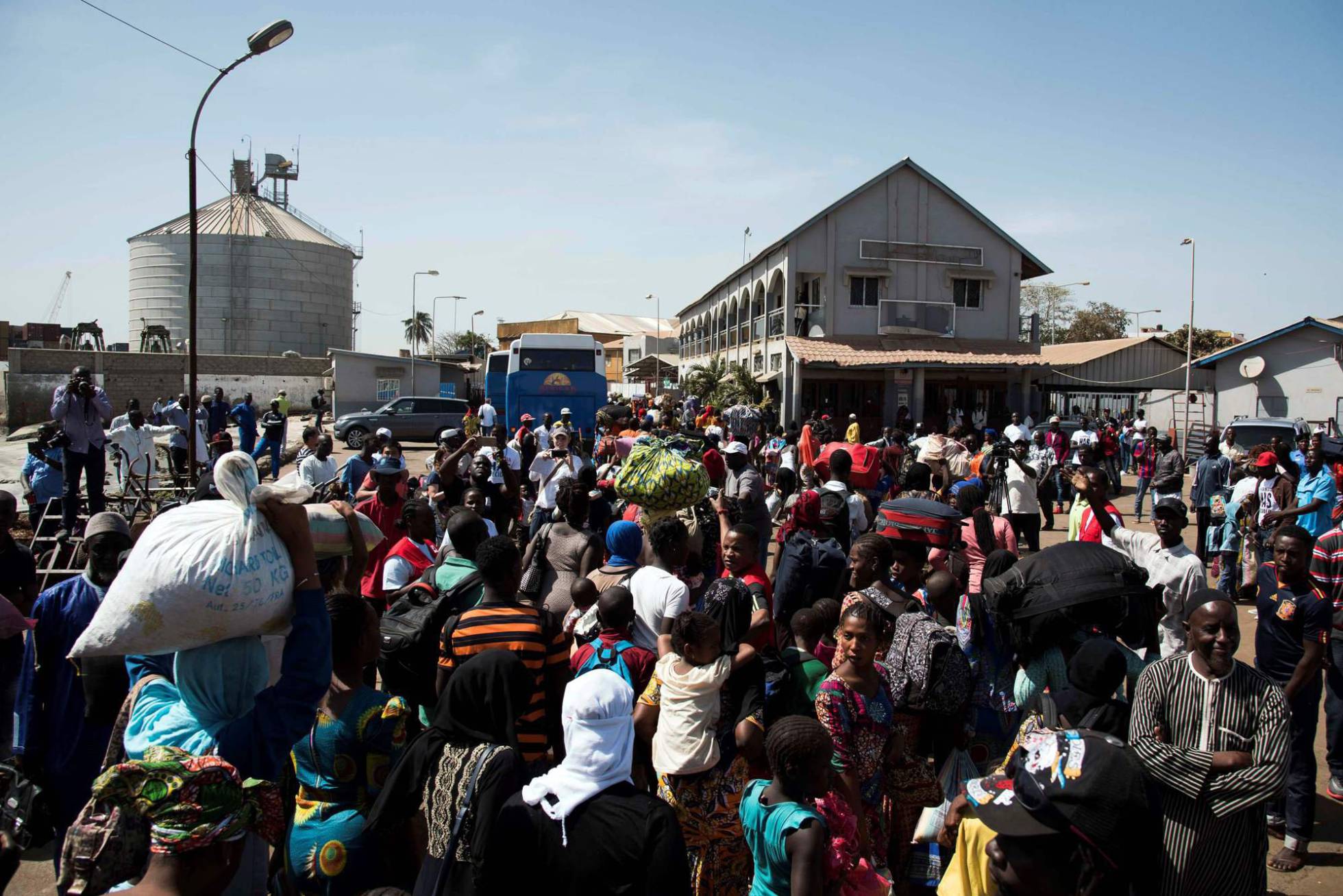 Una multitud que había huído por el temor a una revuelta vuelve a Banjul, este domingo Una multitud que había huído por el temor a una revuelta vuelve a Banjul, este domingo
