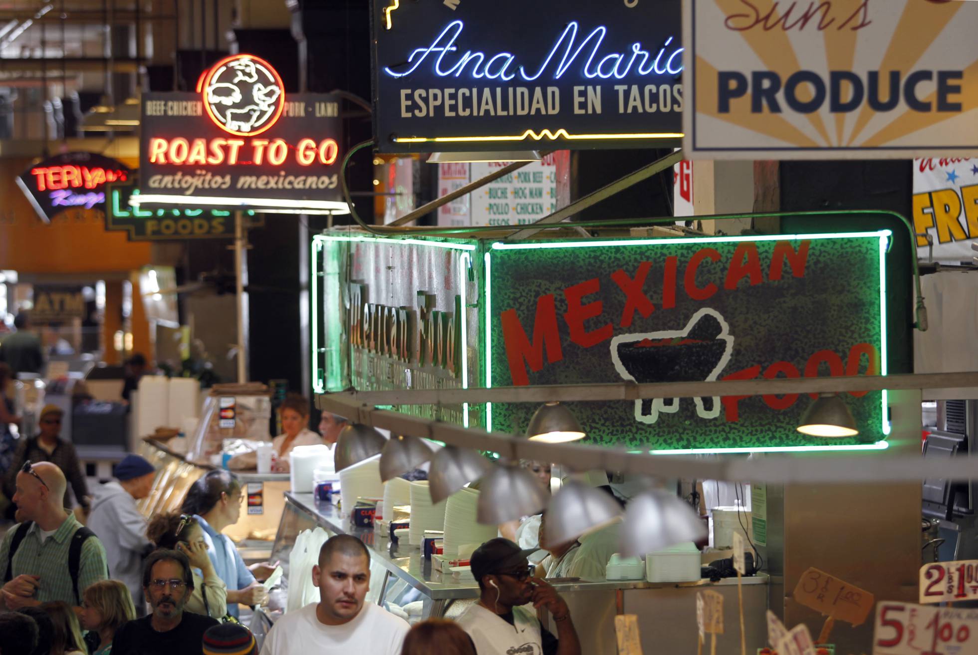 Mercado central de Los Ángeles (California), en el que se alternan los letreros en inglés y en español. Mercado central de Los Ángeles (California), en el que se alternan los letreros en inglés y en español.