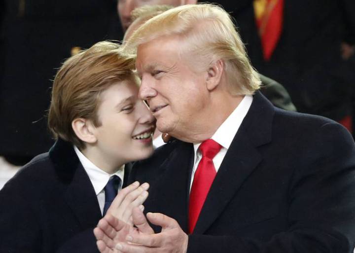 La NBC suspende a una guionista de ‘Saturday Night Live’ por burlarse de Barron Trump La NBC suspende a una guionista de ‘Saturday Night Live’ por burlarse de Barron Trump