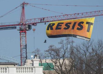 Greenpeace penja una pancarta a la Casa Blanca que crida a “resistir” davant de Trump