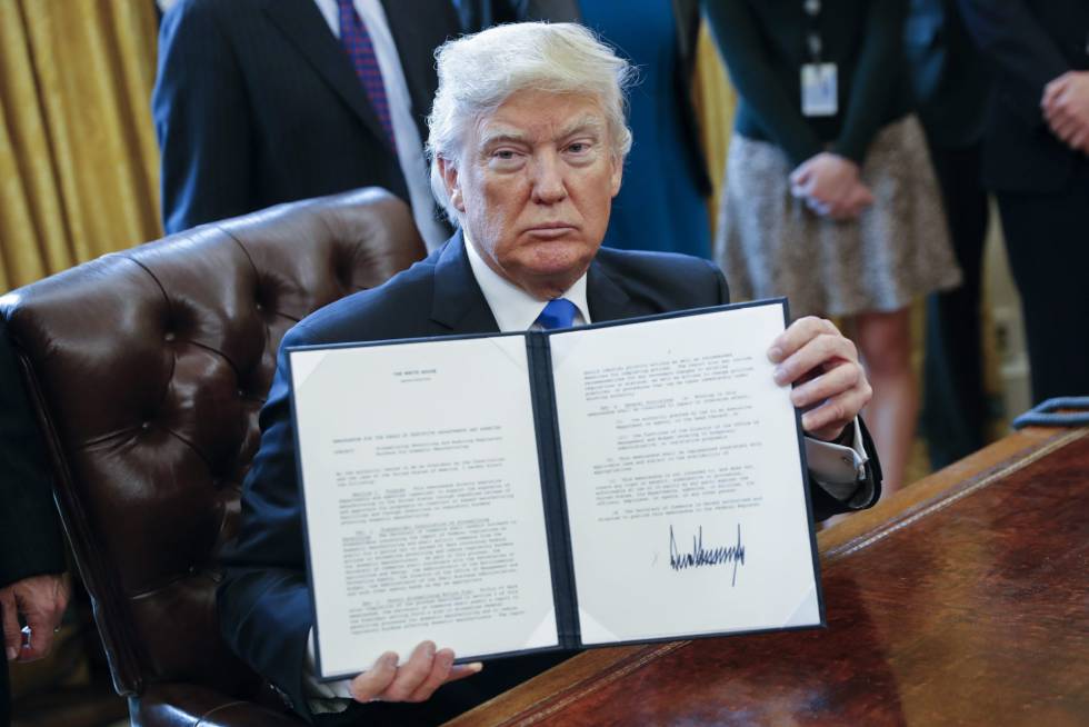 El presidente de EEUU, Donald Trump, muestra la firma de dos órdenes ejecutivas el martes.