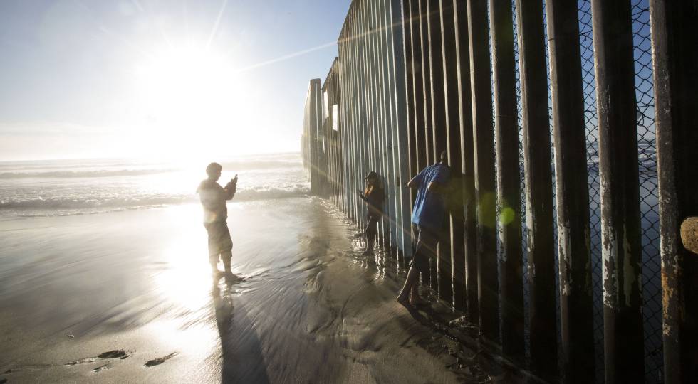 O muro entre o México e os EUA na praia de Tijuana. O muro entre o México e os EUA na praia de Tijuana.