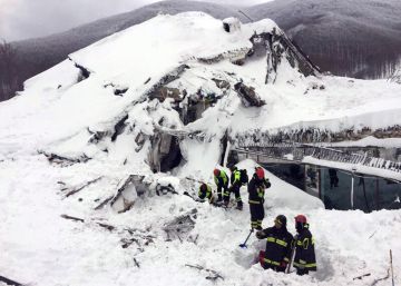 Resgate em hotel soterrado por neve é encerrado após resgate das vítimas