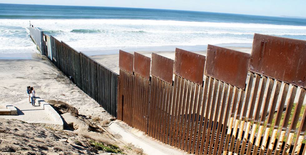 La valla de la ciuadad de Tijuana en la frontera entre México y Estados unidos. 