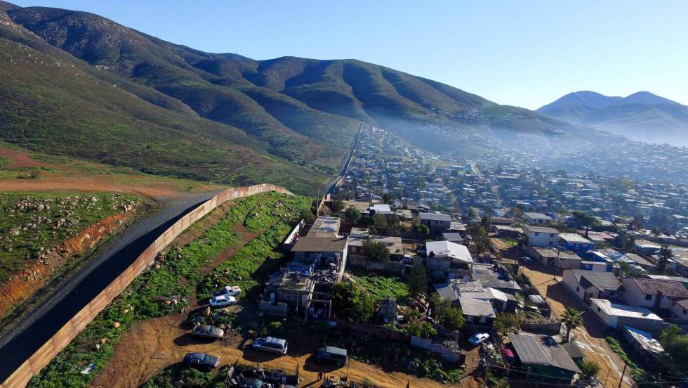 Imagen de dron de la valla fronteriza entre Estados Unidos y México.
